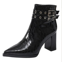 Bota Feminina Envernizada Com Salto Bloco E Fivela Moda Elegante