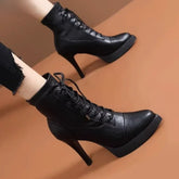 Bota Feminina Impermeável Com Cadarço E Salto Fino Moda Casual