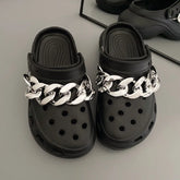 Sandália Crocs Com Arco De Apoio Antiderrapante Detalhe em Corrente Prateada